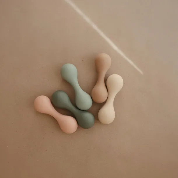 mushie-grzechotka-shifting-sand-wiek-dziecka-3-m