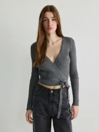 szary-sweter-z-wiazaniem-reserved-m