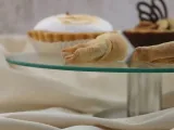 szklana-patera-taca-obrotowa-na-ciasto-owoce-material-wykonania-szklo
