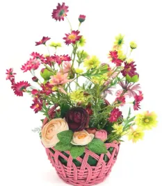 kwiaty-wiosenne-kompozycja-w-ratanowym-koszu