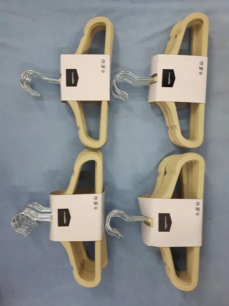 wieszak-wiszacy-amazon-basic-odcienie-bezu-material-metal