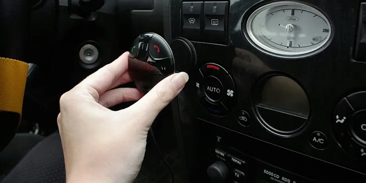 transmiter-fm-forever-tr-310-bt-usb-marka-forever-funkcje-ladowarka-usb