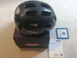 kask-rowerowy-abus-0082889-r-m-cechy-dodatkowe-elementy-odblaskowe-otwory-wentylacyjne-regulacja-rozmiaru-regulowane-paski-siatka-przeciwko-owadom-tylna-lampka