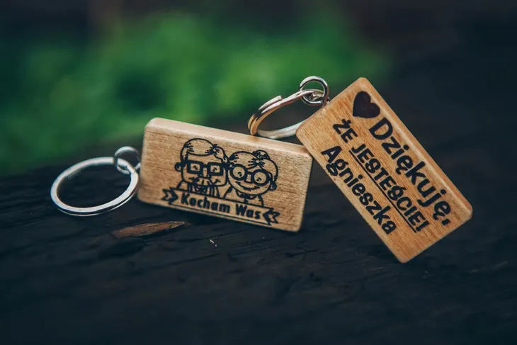 brelok-dzien-babci-dziadka-stan-nowy-material-ozdoby-drewno-metal