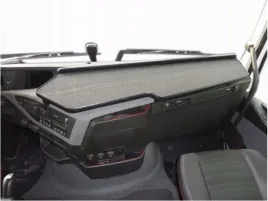 polka-duza-z-mata-antyposlizgowa-do-volvo-fh4-2013-2020