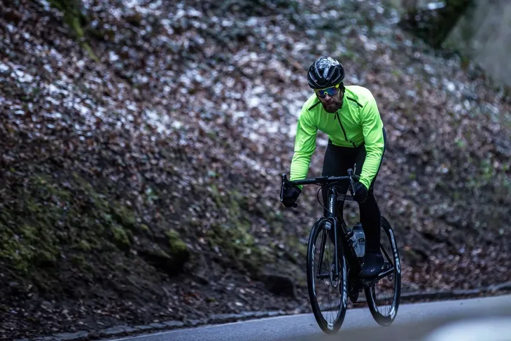 rogelli-core-kurtka-rowerowa-softshell-wlasciwosci-elementy-odblaskowe-ochrona-uv-oddychajace-odprowadzajace-wilgoc-szybkoschnace-termiczne-wiatroszczelne-wodoszczelne