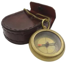 stylowy-kompas-mosiezny-z-lancuszkiem-w-skorzanym-etui-com-0470a
