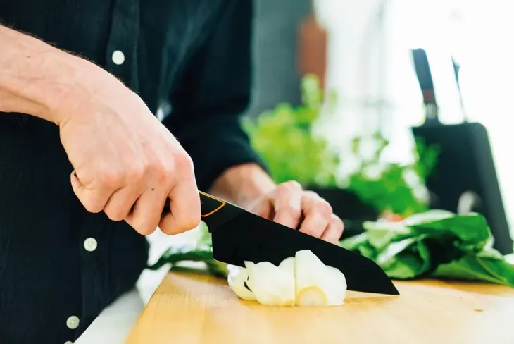 fiskars-noz-santoku-edge-1003097-przeznaczenie-do-siekania