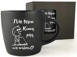 czarny-kubek-z-wlasnym-projektem-grawer-dwie-strony-na-prezent