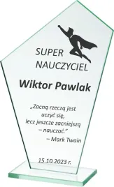 dzien-nauczyciela-statuetka-na-prezent-grawer