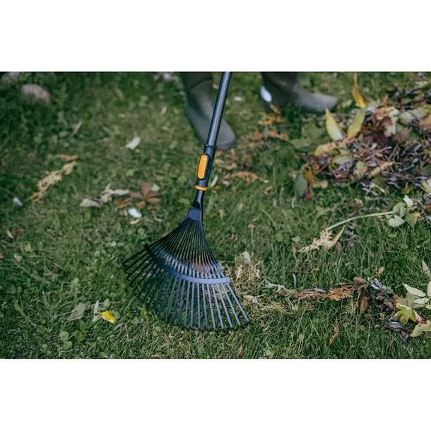 lopato-grabie-glowica-oneclick-marka-fiskars-material-glowicy-tworzywo-sztuczne