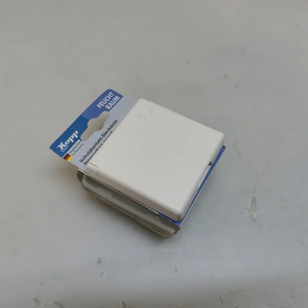 gniazdo-elektryczne-scienne-kopp-bialy-uziemienie-bez-uziemienia