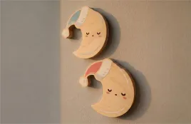 drewniana-ksiezyc-z-czapka-ozdoba-na-sciane-15x15cm-dekoracja