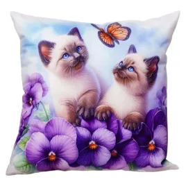 dekoracyjna-poszewka-45x45-cm-dwa-male-kotki-motyl-i-fioletowe-kwiaty