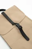 plecak-miejski-rains-backpack-sand-12200-24-one-size-cechy-dodatkowe-z-klapa