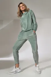 welurowy-komplet-dresowy-damski-z-bluza-i-spodniami-regular-fit-na-co-dzien