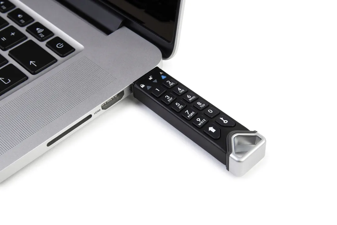 szyfrowany-pendrive-datashur-pro2-8gb-or-usb-3-2-or-aes-256-bit
