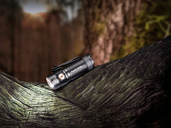 latarka-led-fenix-e18r-v2-0-certyfikat-ce