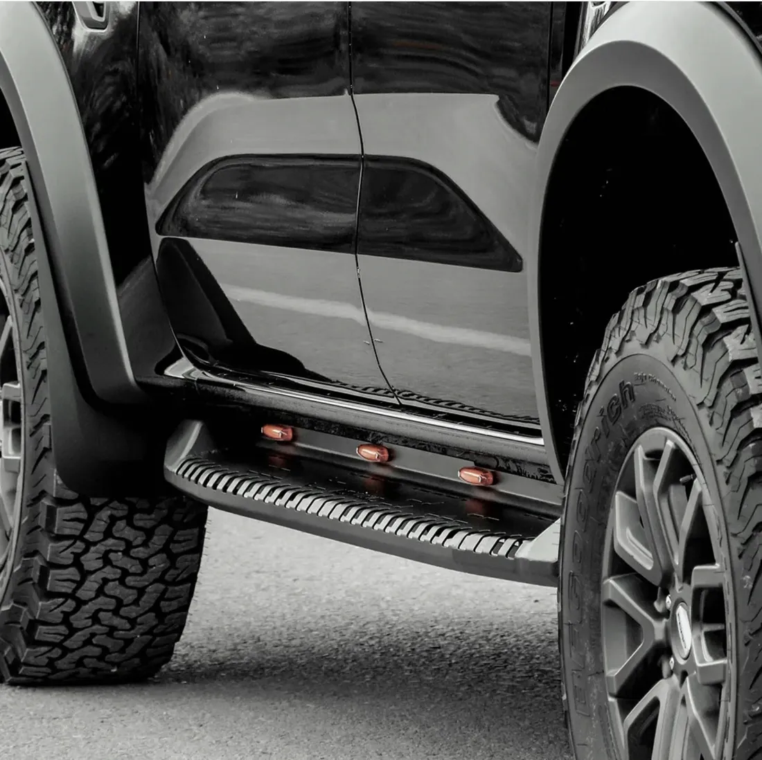 stopnie-boczne-progi-model-y-ford-ranger