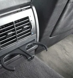 tylni-uchwyt-na-kubki-napoje-butelki-bmw-e39-tyl