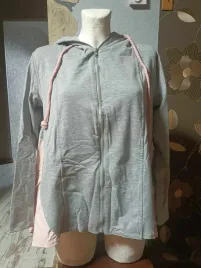 bluza-z-kapturem-rozpinana-szaro-jasnorozowa