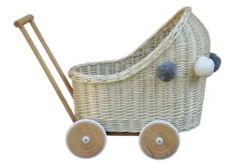 wozek-dla-lalek-wiklinowy-bialy-z-pomponami-pchacz