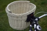 koszyk-wiklinowy-na-rowerowy-klik-rower-bialy-obciazenie-maksymalne-6-kg