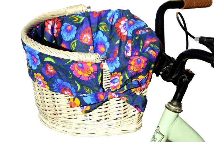 koszyk-wiklinowy-na-rowerowy-clips-bialy-obszycie-montaz-click
