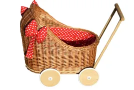 wozek-dla-lalek-z-wikliny-z-kolderka-dla-lalki