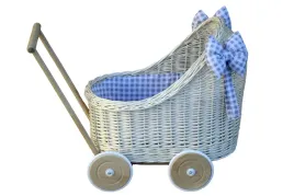 wozek-dla-lalek-lalki-z-wikliny-bialy-z-posciela