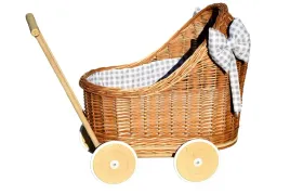 wozek-dla-lalek-wiklinowy-lalki-z-posciela-kokarda