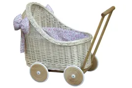 wozek-dla-lalek-wiklinowy-lalki-z-posciela-bialy