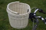 koszyk-wiklinowy-na-rowerowy-klik-rower-bialy-stan-nowy