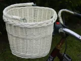 koszyk-rowerowy-z-wikliny-bialy-click-rower-klick-rodzaj-przedni