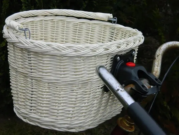 koszyk-rowerowy-z-wikliny-bialy-click-rower-klick-przeznaczenie-bagazowy