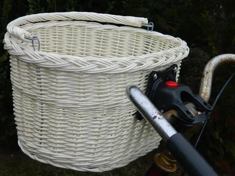 koszyk-rowerowy-z-wikliny-bialy-click-rower-klick-stan-nowy
