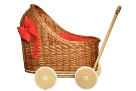 wozek-dla-lalek-z-wikliny-z-kolderka-dla-lalki