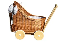 wozek-dla-lalek-z-wikliny-z-kolderka-dla-lalki