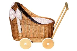 wozek-dla-lalek-z-wikliny-z-kolderka-dla-lalki