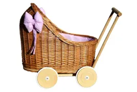 wozek-dla-lalek-wiklinowy-lalki-z-wikliny-z-koldra