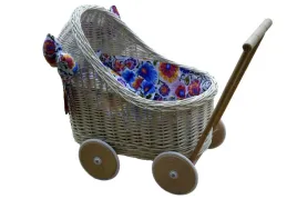 wozek-dla-lalek-wiklinowy-lalki-z-wikliny-z-koldra