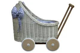 wozek-dla-lalek-wiklinowy-lalki-z-wikliny-z-koldra