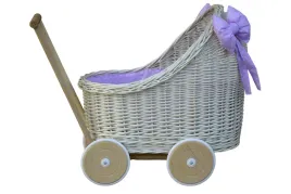 wozek-dla-lalek-wiklinowy-lalki-z-wikliny-z-koldra
