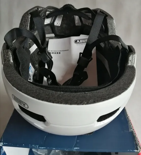 kask-rowerowy-abus-skurb-r-55-59cm-cechy-dodatkowe-otwory-wentylacyjne-regulacja-rozmiaru-regulowane-paski