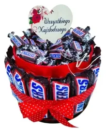 tort-snickers-kosz-prezentowy-prezent-na-urodziny-imieniny-zestaw-slodyczy