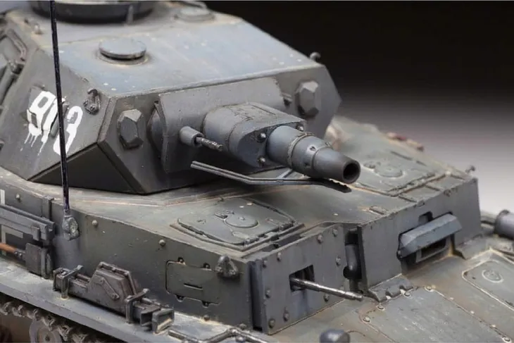 1-35-niemiecki-czolg-panzer-iv-ausf-e-marka-zvezda-stan-nowy