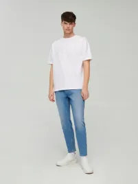 niebieskie-spodnie-jeansowe-carrot-z-efektem-sprania-house-28-30