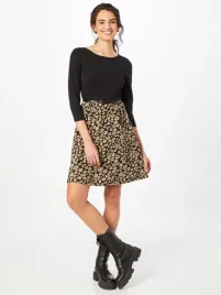 b10e305-czarna-sukienka-z-wzorzystym-dolem-giulia-about-you-m