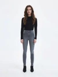 szare-dopasowane-jeansy-reserved-xs