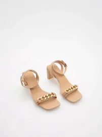 bezowe-sandaly-na-obcasie-ze-zlotym-lancuchem-reserved-41